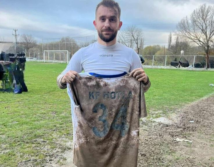 Futbollisti shqiptar i “mbuluar” nga balta