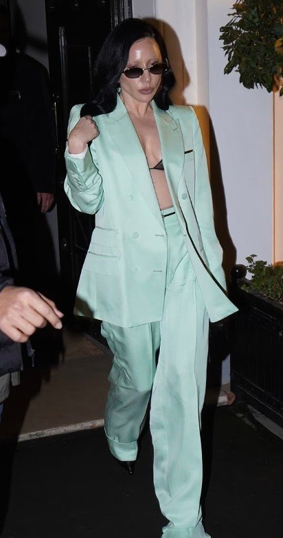 Lady Gaga mahnit Parisin me një kostum sateni jeshil