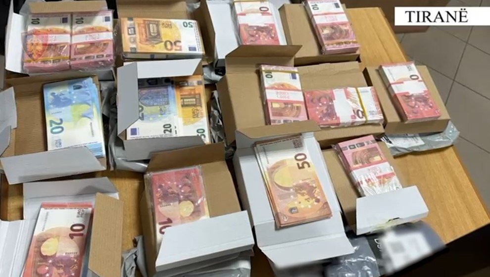 I shisnin në TikTok, kush është personi që porositi 18 mijë euro të falsifikuara, do t’i hidhte në qarkullim në Shkodër dhe Mal të Zi!