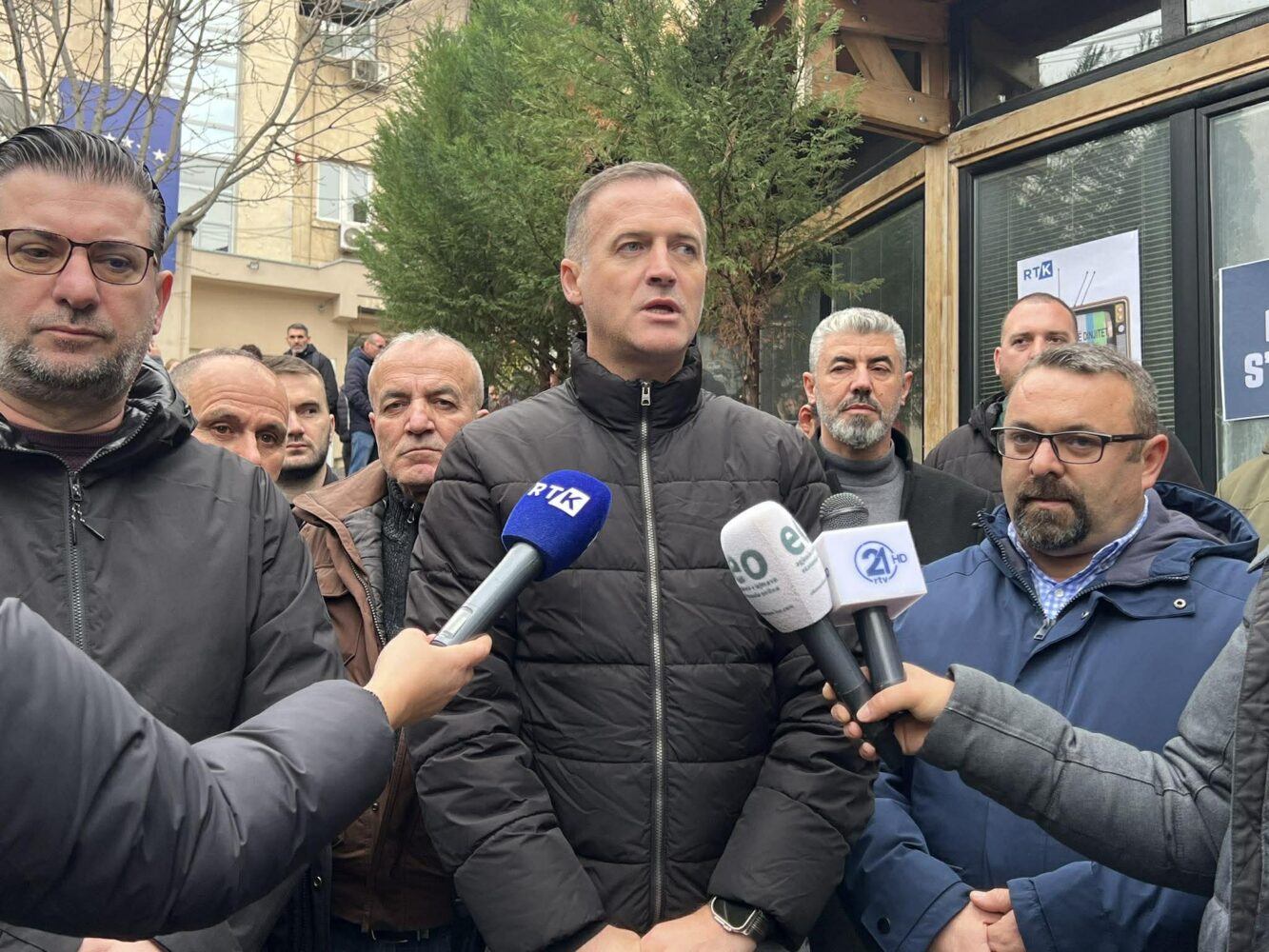 Punëtorët e RTK-së edhe sot në grevë, i bëjnë thirrje Kurtit ta bëjnë zgjidhjen: Nuk është politike të kërkosh pagën 