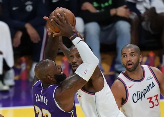 Lakers shkatërrojnë Clippersat në derbi