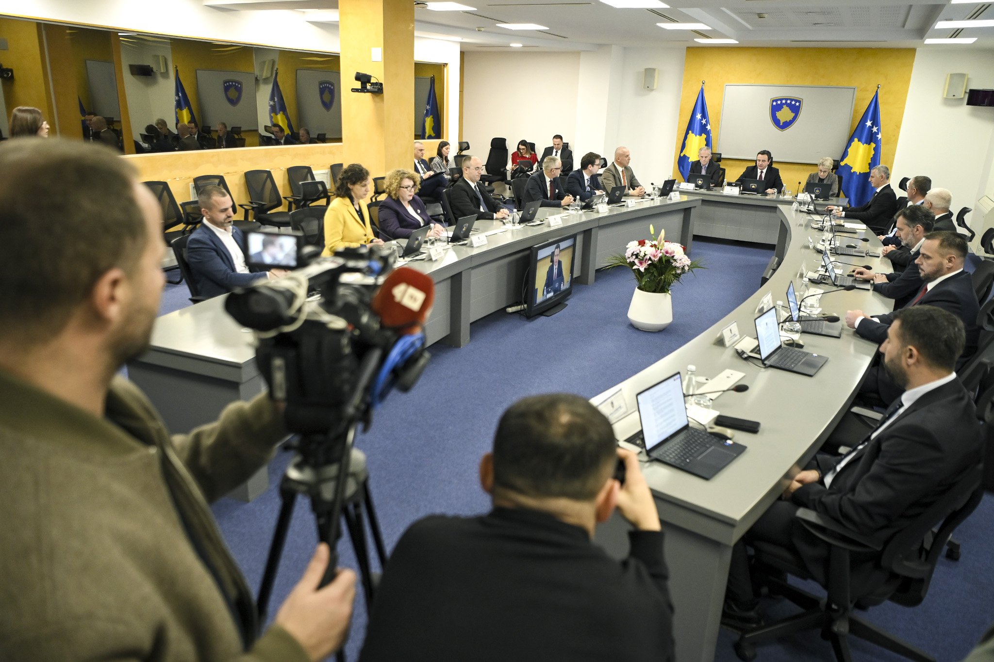 Qeveria në detyrë mban mbledhje – miraton disa vendime të rëndësishme