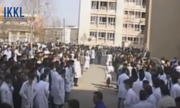 Pamje të rënda: Publikohen videot autentike nga helmimet masive të nxënësve shqiptarë gjatë viteve 1990-1992