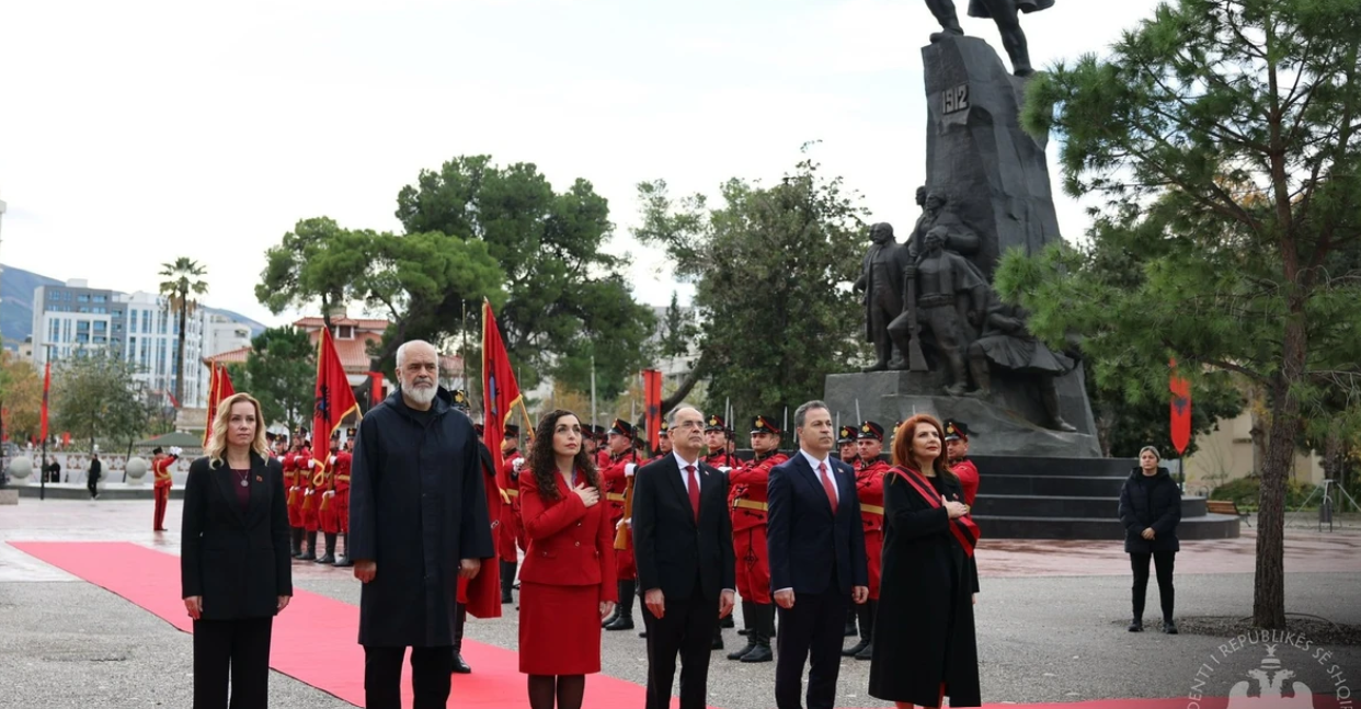 Në Vlorë mbahet ceremonia e ngritjes së flamurit, e pranishme edhe presidentja Osmani
