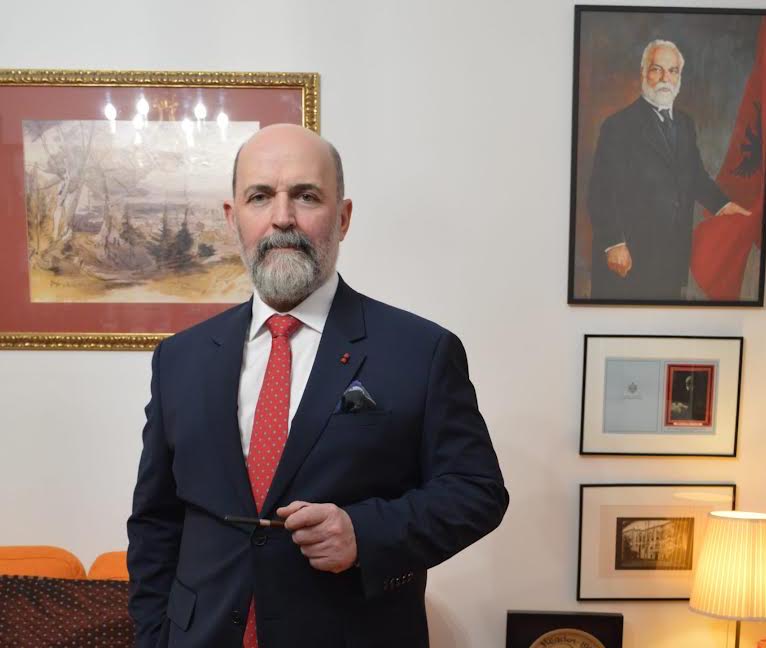 Amaneti i Pavarësisë: Zëri i Pasardhësit të Ismail Qemalit në Ditën e Flamurit
