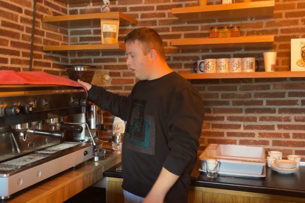 ​Mbështetja e palodhshme e Shoqatës Down Syndrome po ndikon pozitivisht te fëmijët e prekur