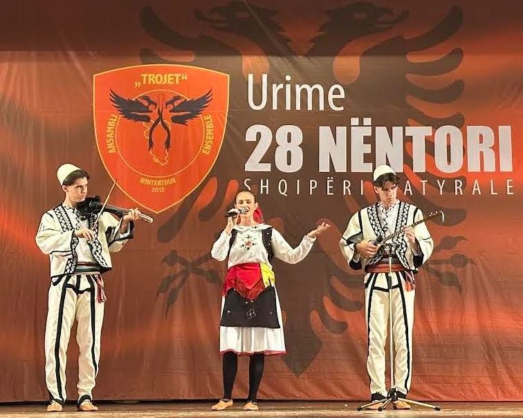 Ansambli ‘TROJET’ – Pasuri e Madhe Kombëtare: Flamuri Kuq e Zi Fluturon mbi Winterthur dhe Kremtoi Ditën e Flamurit