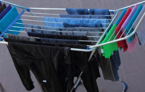 Tharja e rrobave brenda dhomës sjell pasoja serioze për shëndetin