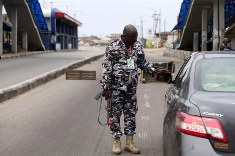 Shënjestrohet kisha në Nigeri, sulmuesit rrëmbejnë një pastor dhe 11 besimtarë