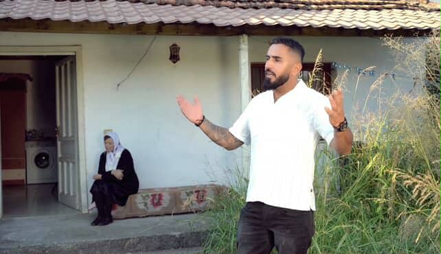 “Kthehu te nana” – një mesazh prekës nga artisti Pllumb Naçaj
