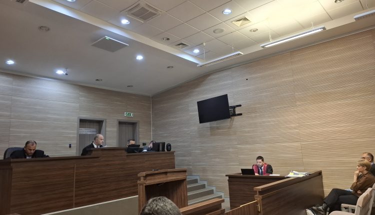 Ish-zyrtarja e BE-së thotë se kishte nënshkruar avendumet e kontratave pas aprovimit nga Brukseli
