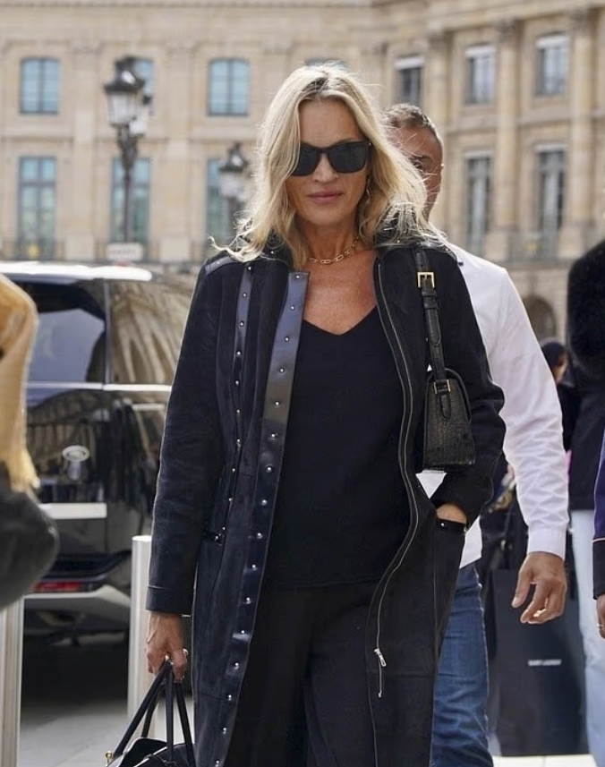 Kate Moss shfaqet me një stil të rafinuar në Paris, në shoqërinë e vajzës së saj Lila
