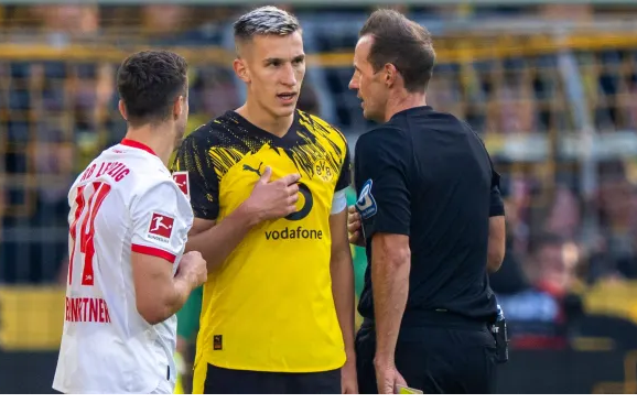 Leipzig merr pikë të madhe në Dortmund