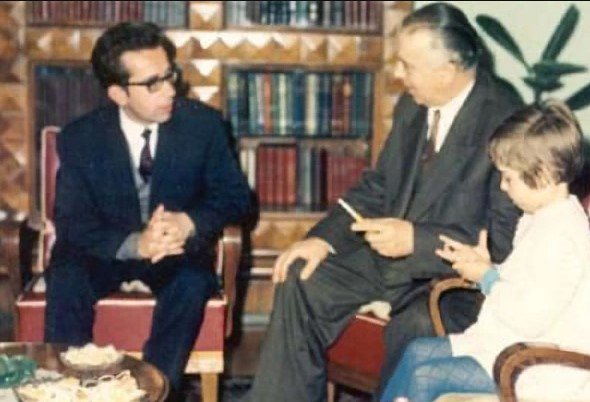 “Enver Hoxha i lodhur nga sëmundja, ka nevojë për Kadarenë, që t’u japë jetë kujtimeve të tij, por në të njëjtën kohë ai e sheh atë si…”