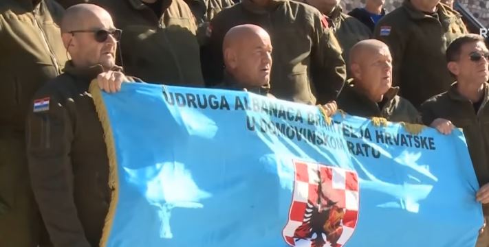Veteranë të luftës nga Kroacia dhe Kosova nderojnë dëshmorët në Gllogjan