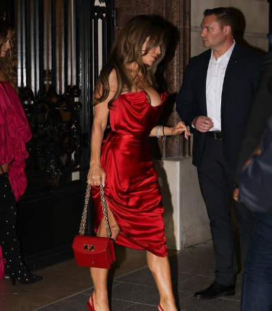 Lauren Sanchez shkëlqen në Paris me një fustan magjepsës pranë Jeff Bezos dhe vajzës së tij