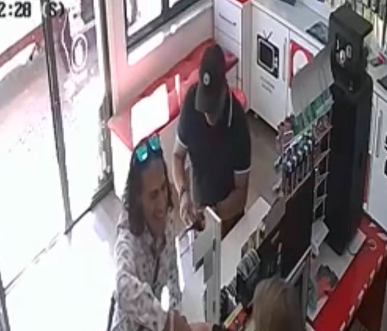 Personat në fotografi kërkohen nga Policia për vjedhje në Bibaj të Ferizajt 
