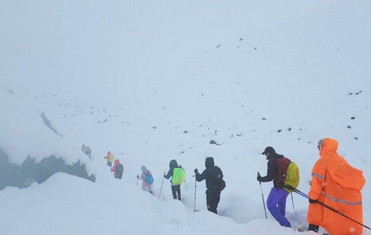1 i vdekur e 200 të bllokuar nga stuhia në malin Everest