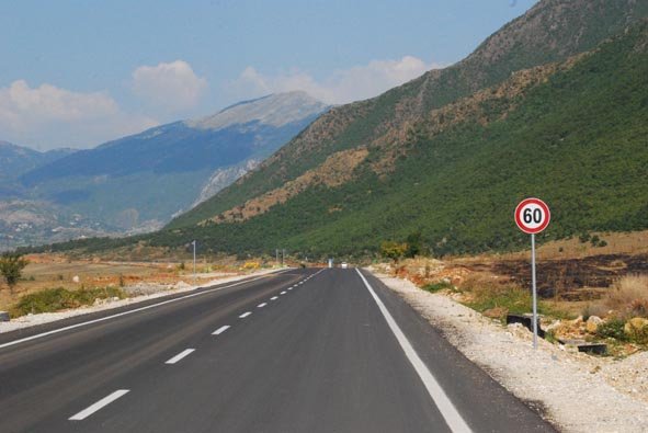 Rrezikoi mjetet në rrugën e Arbërit duke hedhur dhera, e pëson autori