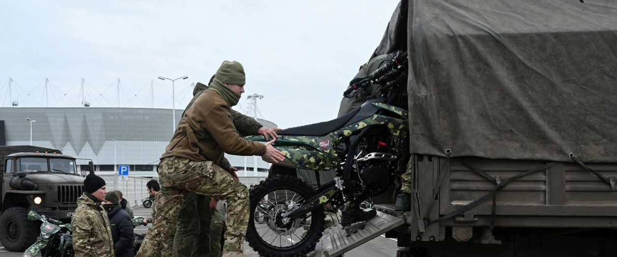 Ua mësyjnë pozicioneve ukrainase me motoçikleta, e pësojnë keq ushtarët rusë – “i befasojnë” dronët kamikaz
