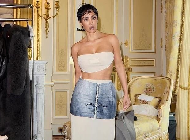 Kim Kardashian kritikohet për pamjen e saj të re në Paris, disa e krahasojnë me gruan e Kanye-t, Bianca Censori