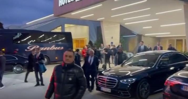 Kombëtarja niset drejt stadiumit, shoqërohet nën masa të rrepta sigurie