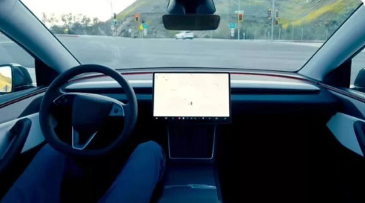 Hetim federal ndaj sistemit “Full-Self Driving” të Teslas pas dhjetëra shkeljeve dhe aksidenteve