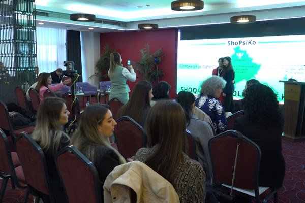 Shëndeti mendor në fokus, psikologë nga rajoni dhe bota diskutojnë në Prishtinë