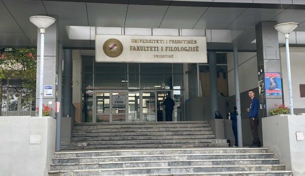 Mungesë e librave të statistikave në Fakultetin e Filologjisë, kryesuesit e vendvotimeve shkruajnë në fletë të bardha