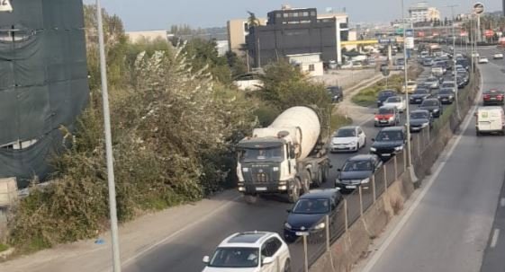 Mbyllja e aksit Tiranë–Durrës shkakton trafik të rënduar, policia apel qytetarëve: Përdorni rrugët alternative për të shmangur vonesat