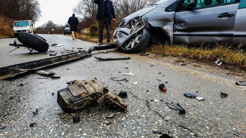 Makinat me shpejtësi skëterrë/ Aksident në hyrje të autostradës Elbasan-Tiranë, dy të lënduar