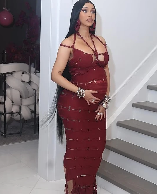 Cardi B nxjerr në pah barkun e shtatzënisë në festën luksoze të 33-vjetorit