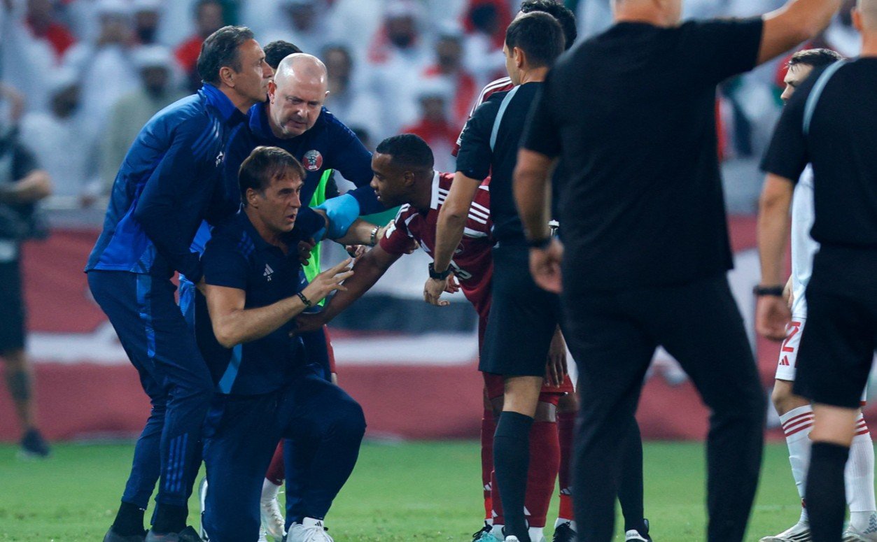 Futbollisti “palos” në tokë trajnerin e tij gjatë ndeshjes për kualifikueset e Kupës së Botës