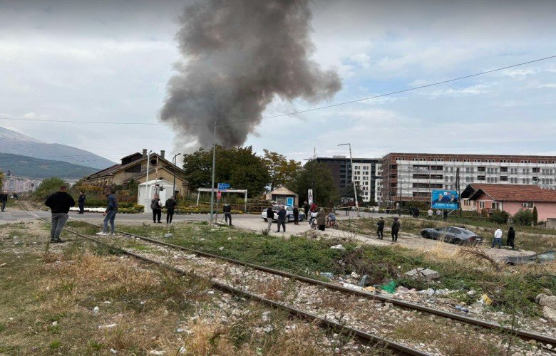Zjarr i madh në afërsi të stacionit hekurudhor në Pejë