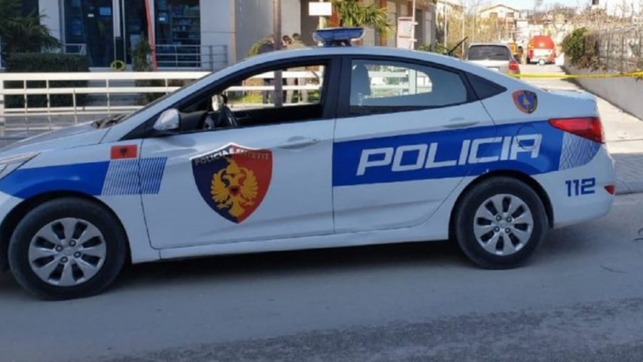 Shoferi humb kontrollin e mjetit dhe përplaset me murin anësor të rrugës, humb jetën pasagjeri