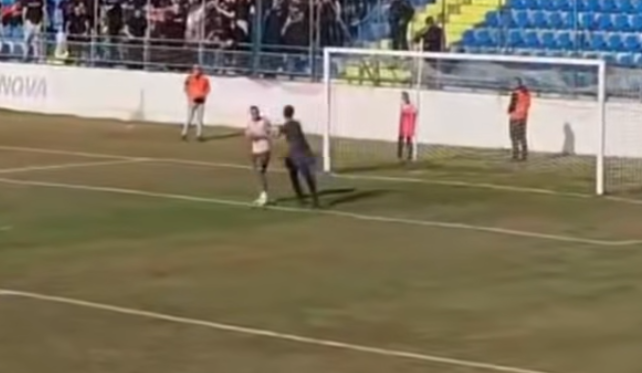 Skandal i madh, tifozi futet në fushë e godet portierin në shtetin e rajonit