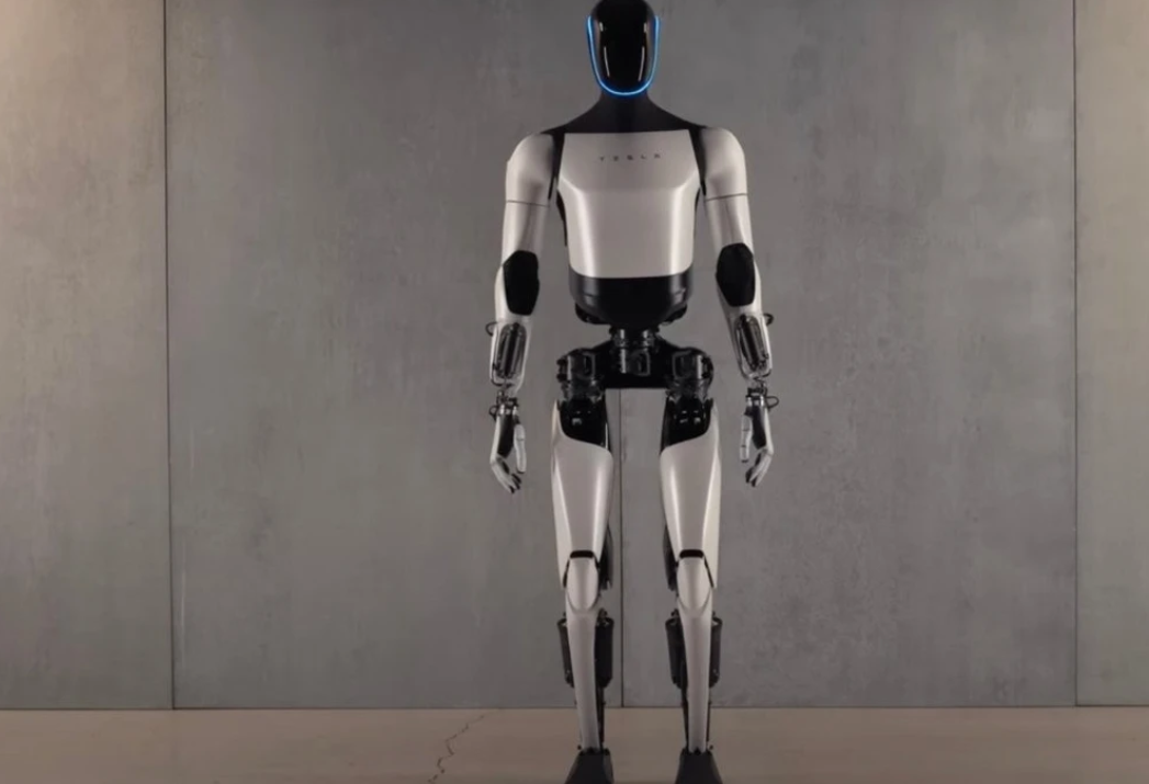 Roboti Optimus drejt prodhimit masiv, Tesla porosit 685 milionë dollarë pjesë