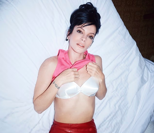 Lily Allen pozon hot