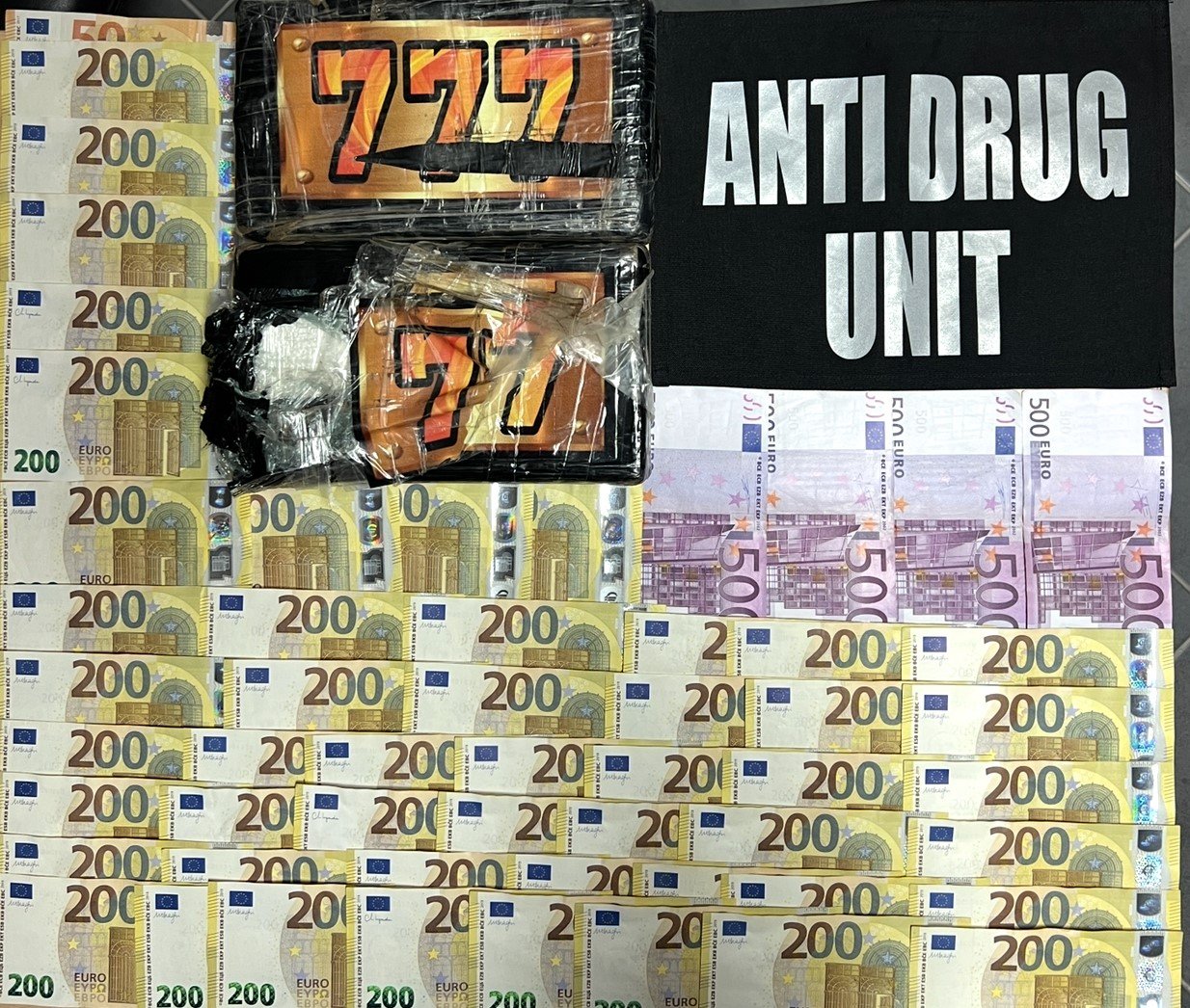 Arrestohen dy persona dhe sekuestron mbi 2 kg kokainë e mijëra euro para të gatshme në Prishtinë
