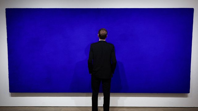 Një pikturë monokrome nga Yves Klein shitet në ankand për 18.4 milionë euro