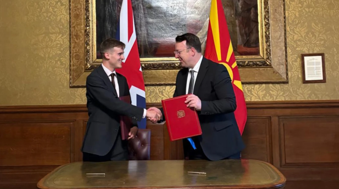 Maqedonia e Veriut dhe Britania nënshkruan marrëveshje për transport ajror të rregullt, mundësi për ligja të reja direkte
