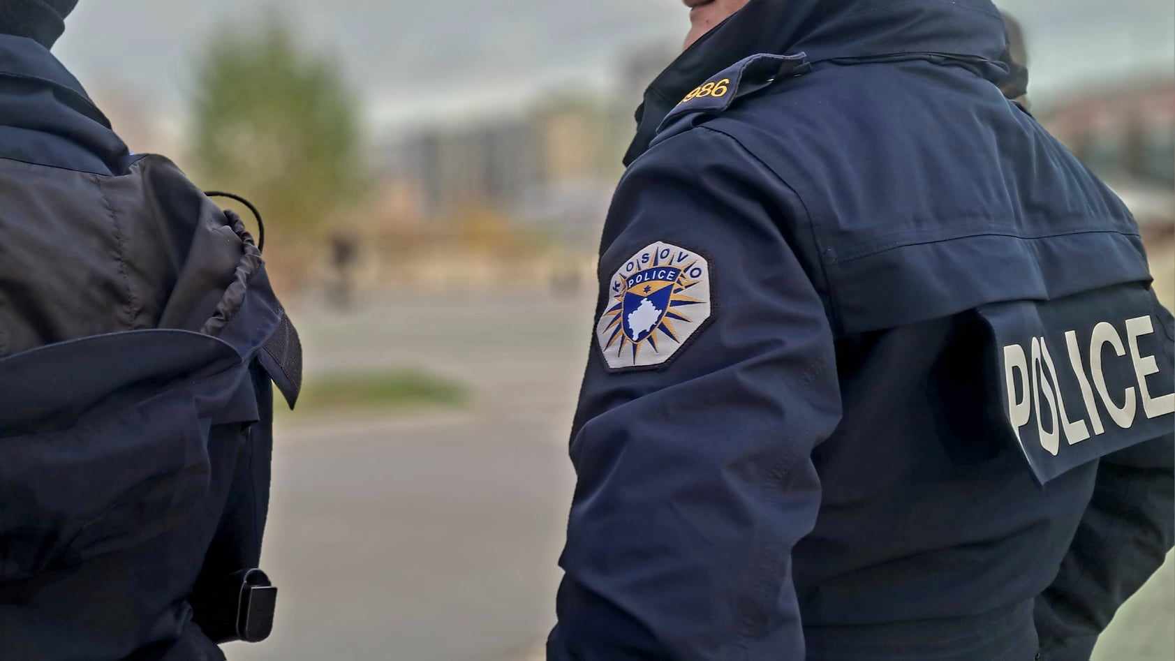 Pejë: Gjenden armë zjarri dhe fishekë në një veturë, arrestohet njëri nga të dyshuarit