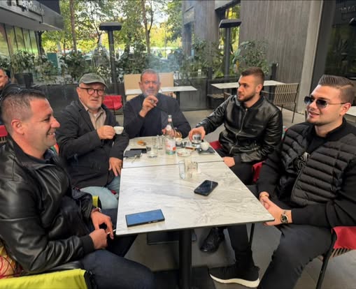 Berisha deklaroi se Tom Doshi ia mbathi, reagon kreu i PSD, poston foton me puro: Jam në mes të Tiranës!