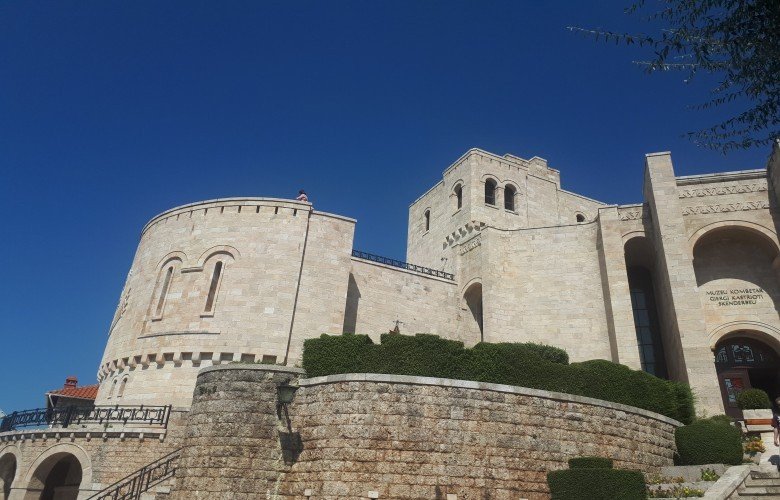 INSTAT: Mbi 1,2 milionë të huaj vizituan Shqipërinë në shtator