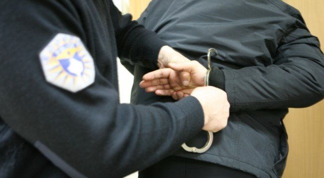Llapjanit i kapen 18 bimë kanabis në shtëpi, prangoset