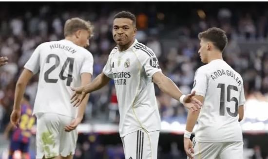 Kylian Mbappe shënon, shtang Barcelonën