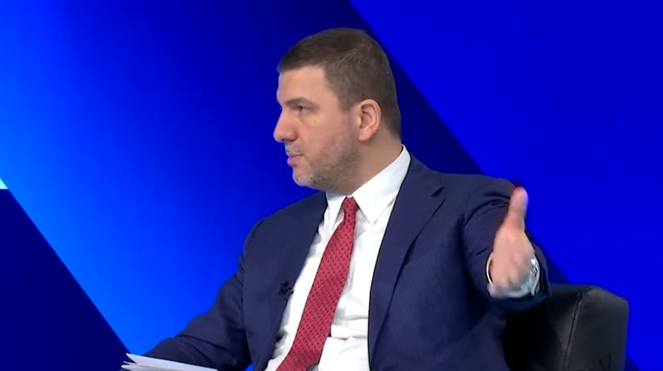 Diskutime në një komunë, Krasniqi flet për koalicionin e mundshëm PDK-VV në nivel lokal