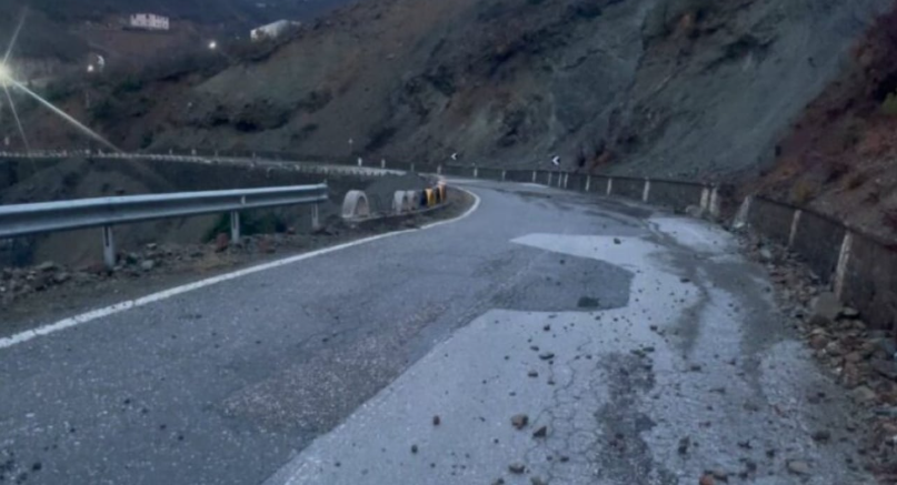 Rrëshqitje dherash dhe probleme me energjinë, qarku i Kukësit nën ndikimin e motit të keq