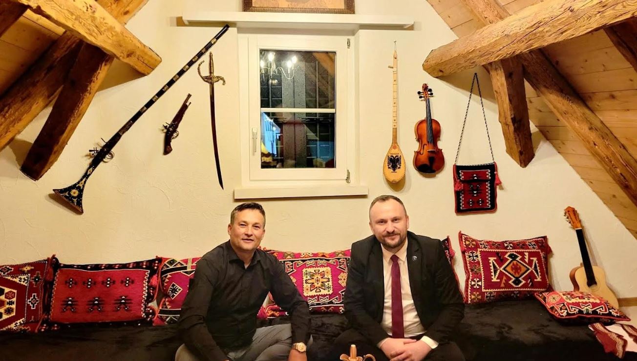 Shefi i Misionit Konsullor në Cyrih takohet me artistin Arsim Berisha
