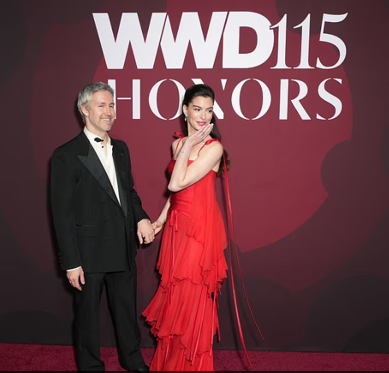 Anne Hathaway shkëlqen në fustan të kuq